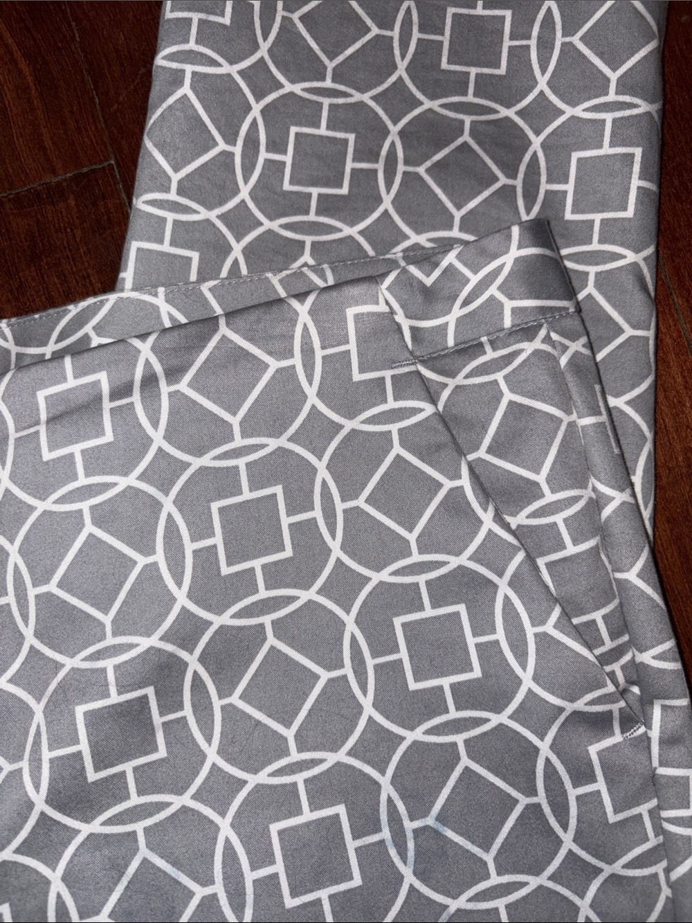 Worthington Gray Geometric Women’s Capris.